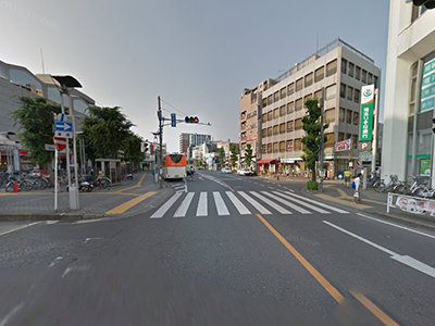 (3)埼玉りそな銀行を右手に、道沿いに真っ直ぐ進みます。